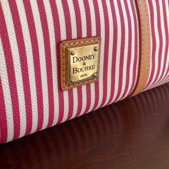 DOONEY & BOURKE 🩷FUCHSIA PINK & WHITE🤍 STRIPED BARREL SHOULDER BAG🩷LIKE NEW🤍 - Picture 4 of 17